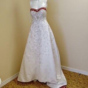Nwot Private Collection size 4 wedding gown